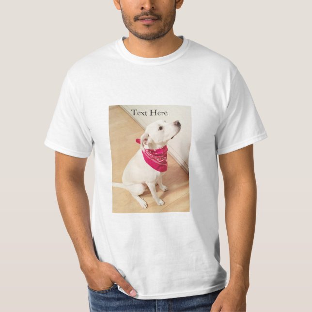 Perro blanco lindo vestido con camiseta de Navidad (Anverso)