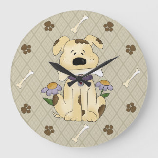 Perro caprichoso con el reloj de pared del hueso