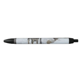 Perro cercado de la pluma