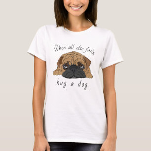¡Perro de camiseta de mujeres abraza a un perro! C