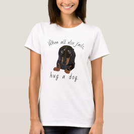 ¡Perro de camiseta de mujeres abraza a un perro! D