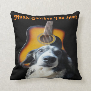 Perro de la guitarra de la almohada
