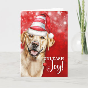 Perro de laboratorio amarillo desata a los Navidad
