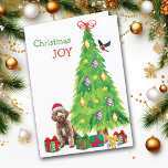 Perro de Labradoodle, árbol de aves y Navidad<br><div class="desc">En la parte delantera de esta tarjeta de Navidades, un lindo perro de Labradoodle lleva un gorra de Santa Claus rojo y blanco mientras se sienta junto a un árbol de vacaciones. Los paquetes de regalo envueltos de forma brillante están dispersos por todo el mundo, y un bullfinch está aterrizando...</div>