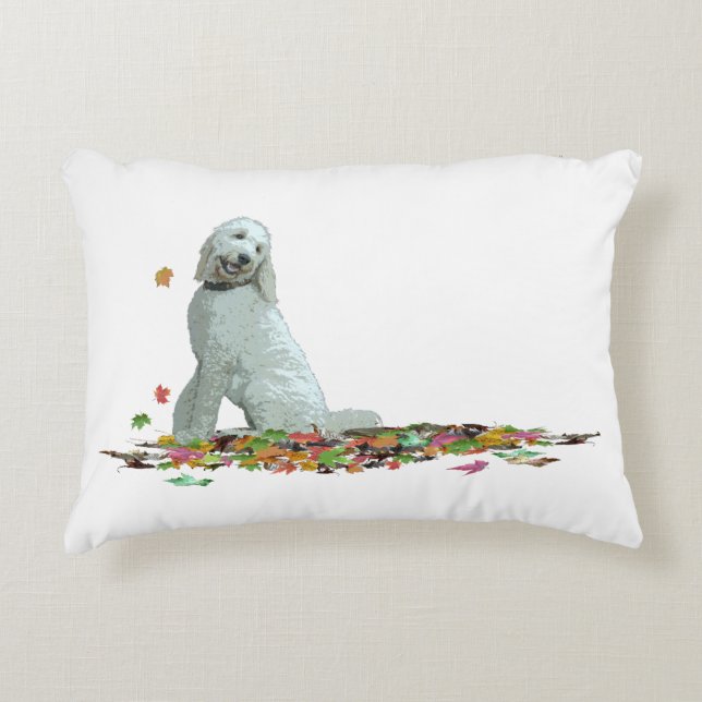 Perro de Labradoodle en hojas Cojín decorativo (Anverso)