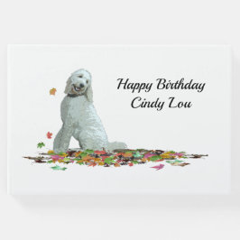 Perro de Labradoodle en hojas libro de invitados