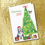 Perro de oveja inglés, ave y árbol de Navidad<br><div class="desc">En la parte delantera de esta tarjeta de Navidades, un hermoso perro pastor inglés lleva un gorra rojo y blanco de Santa Claus mientras se sienta junto a un árbol de vacaciones. Los paquetes de regalo envueltos de forma brillante están dispersos por todo el mundo, y un bullfinch está aterrizando...</div>