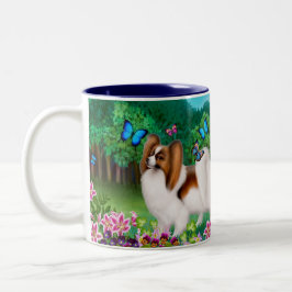 Perro de Papillon en taza del jardín