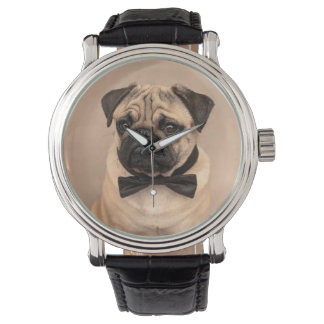 Perro de pug al alba con corbata. Reloj de estilo 