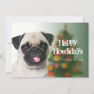 Perro de pug contra árbol de Navidad con bokeh