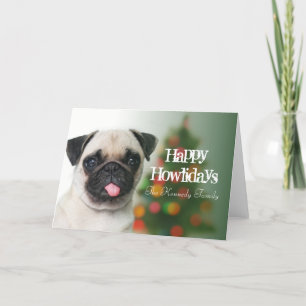 Perro del barro amasado contra el árbol de navidad