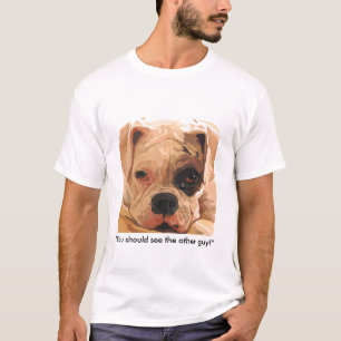 Perro del boxeador con la camiseta de la pintura