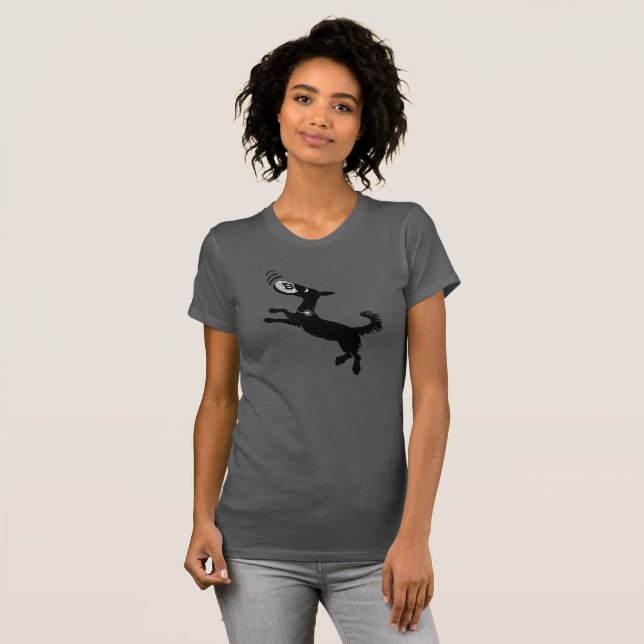 *Perro divertido jugando a la camiseta de Bitcoin  (Anverso completo)