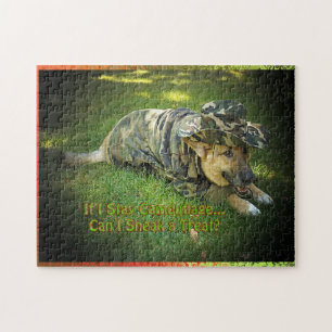 Perro en el rompecabezas de camuflaje
