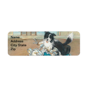Perro en etiquetas del remite de la motocicleta