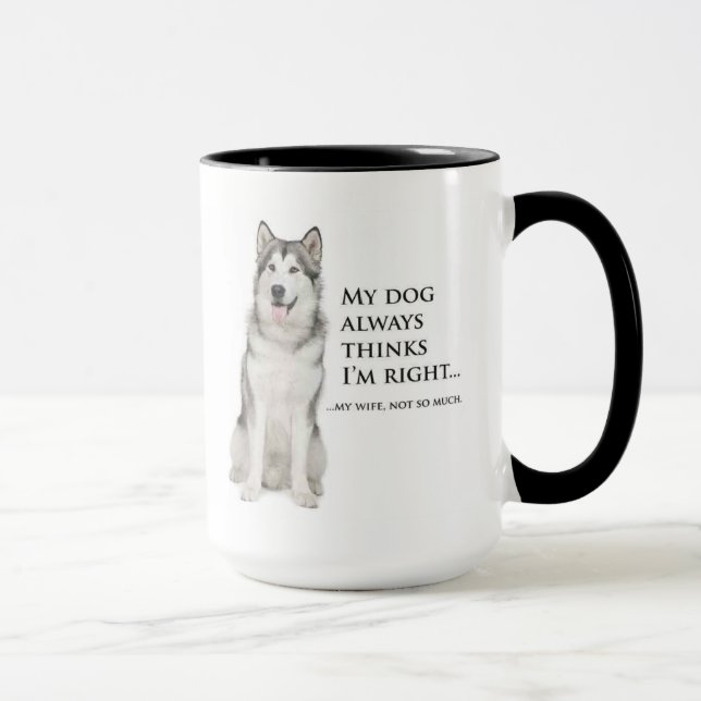 Perro esquimal divertido contra la taza de la (Derecha)