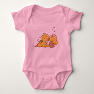 Perro feliz con las camisetas y los regalos del