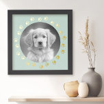 Perro gato mascota paw impresión foto marco mar ve<br><div class="desc">Crea un poster de tu perro o mascota de gato con esta huella de Relieve metalizado que te muestra una foto dentro de un marco redondo de color verde mar pálido (o color personalizado) con auténticas láminas de oro o Relieve metalizado plateado de Relieve metalizado alrededor de él.</div>