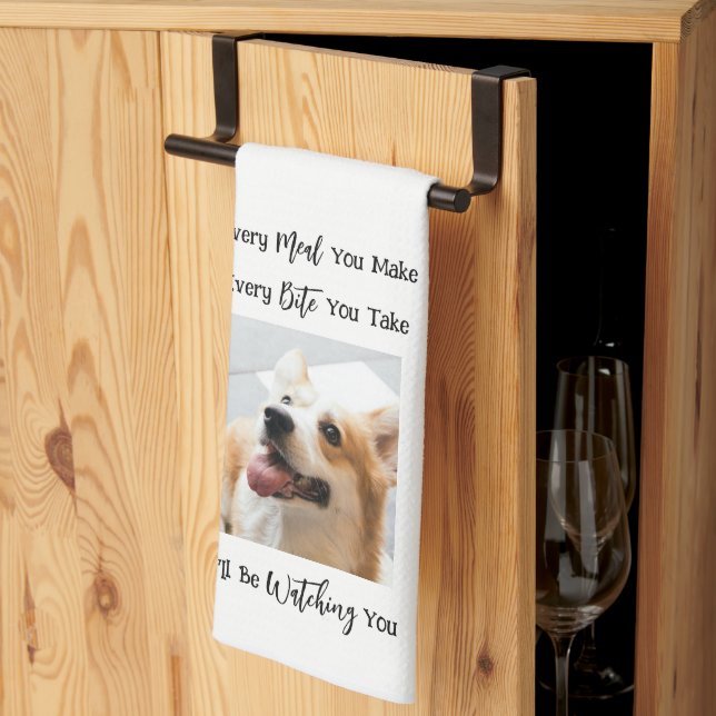 Perro gracioso diciendo toalla de cocina para foto (Pliegue de tercios)