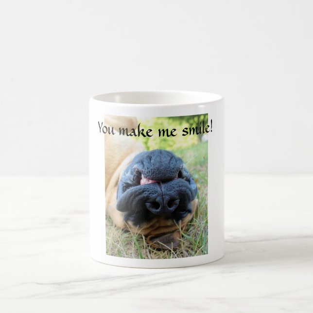 Perro inglés del mastín que sonríe - taza (Centro)