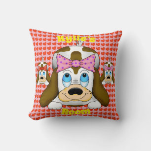 Perro lindo con almohada cuadrada del corazón
