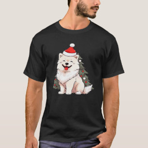 Perro lindo que lleva sombrero de Santa y camiseta