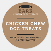 Perro mascota casero trata a pegatinas con etiquet