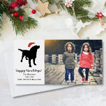 Perro negro del laboratorio del navidad que lleva<br><div class="desc">¡Este perro negro del laboratorio del navidad adorable está llevando a un Papá Noel que el gorra - tanto diversión para los días de fiesta y seguro de traer a una sonrisa a cada uno la cara - persigue especialmente a amantes! Personalice con su color de fondo de encargo del...</div>