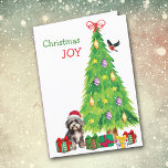 Perro, pájaro y árbol de Navidad de Havanan<br><div class="desc">Delante de esta tarjeta de Navidades, un adorable perro habanés gris y blanco lleva un gorra de Santa Claus rojo y blanco mientras se sienta junto a un árbol de vacaciones. Los paquetes de regalo envueltos de forma brillante están dispersos por todo el mundo, y un bullfinch está aterrizando en...</div>