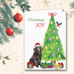 Perro, pájaro y árbol de navidad de recuperación p<br><div class="desc">En la parte delantera de esta tarjeta de Navidades, un hermoso perro de Flat Coated Retriever lleva un gorra de Santa Claus rojo y blanco mientras se sienta junto a un árbol de vacaciones. Los paquetes de regalo envueltos de forma brillante están dispersos por todo el mundo, y un bullfinch...</div>