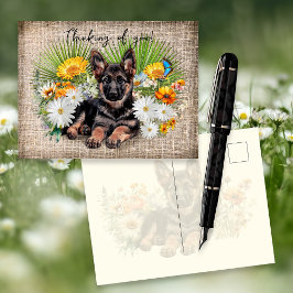 Perro pastor alemán en flores silvestres tarjeta p
