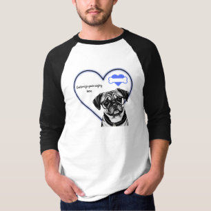 Perro Pug con lentes con camiseta de corazón azul