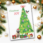 Perro Pug, pájaro y árbol de Navidad<br><div class="desc">En la parte delantera de esta tarjeta de Navidades, un adorable pequeño perro Pug lleva un gorra de Santa Claus rojo y blanco mientras se sienta junto a un árbol de vacaciones. Los paquetes de regalo envueltos de forma brillante están dispersos por todo el mundo, y un bullfinch está aterrizando...</div>