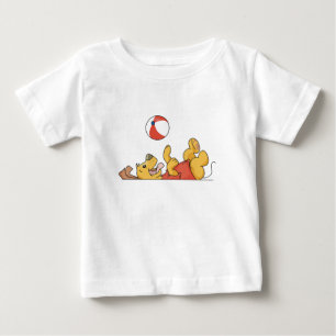 Perro que juega con las camisetas y los regalos de