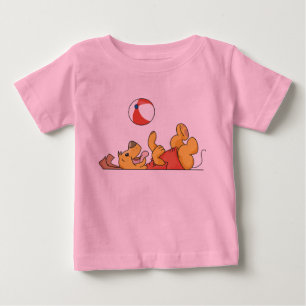 Perro que juega con las camisetas y los regalos de