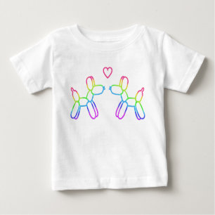 Perros con globo arcoiris en camiseta con amor par