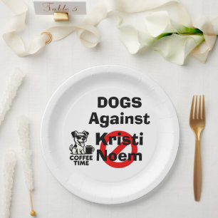Perros Contra el Plato de Papel de Kristi Noem