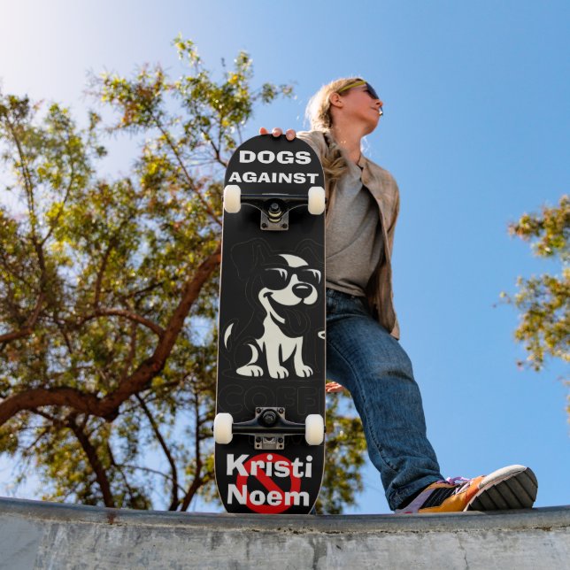 Perros Contra Patineta Kristi Noem (Exterior 1)
