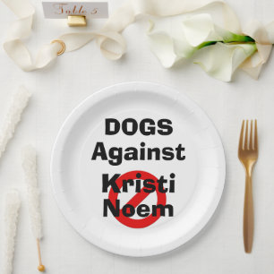 Perros Contra Plato De Papel Kristi Noem