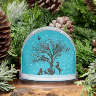 Perros en el globo de nieve del parque