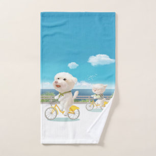 Perros y gatos en bicicleta junto al mar