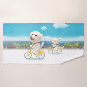 Perros y gatos en bicicleta junto al mar
