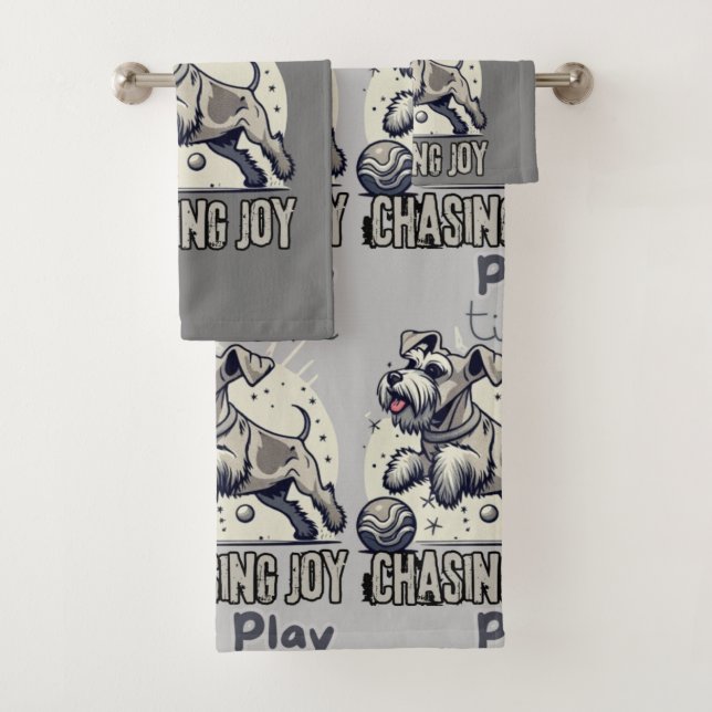 Perseguir a la diversión: Feliz perro gris en acci (In situ)