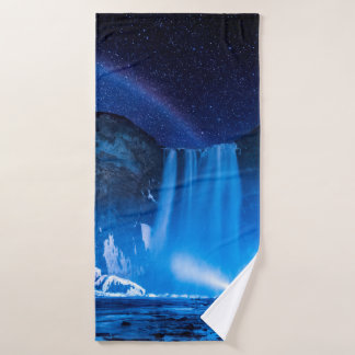 PERSONA FRENTE A CASCADAS DURANTE LA NOCHE