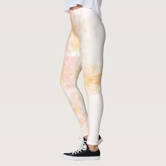 Persona que lleva leggings con un suave tono paste (Izquierda)