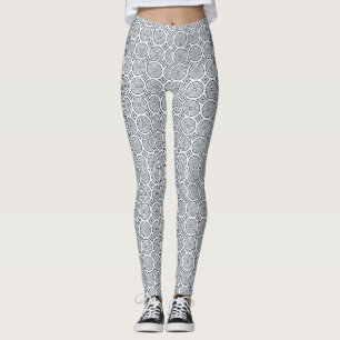 Persona que lleva leggings de estampado blanco y n