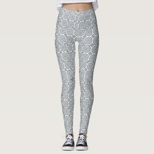 Persona que lleva leggings de estampado blanco y n (Anverso)