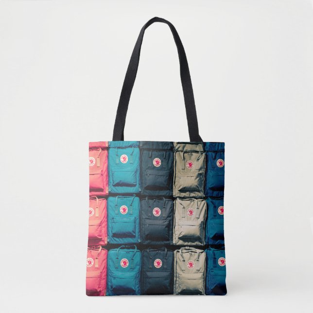 Persona que muestra bolsas de colores variados (Anverso)