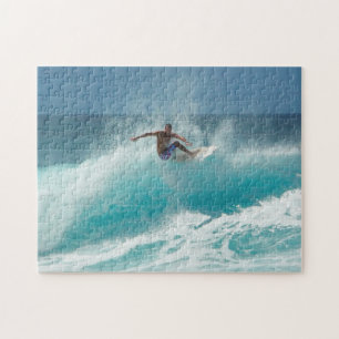 Persona que practica surf en un rompecabezas