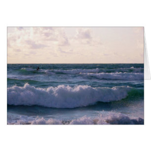 Persona que practica surf solitaria en la playa